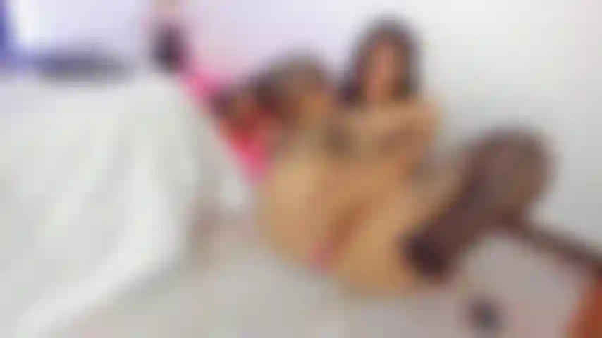 Eli se diverte com seu vibrador até gozar com um esguicho delicioso.