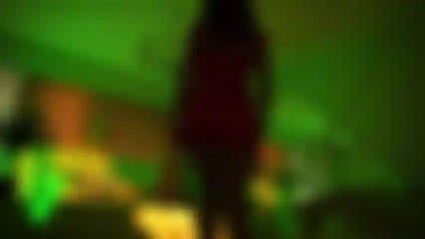 Um pouco provocante.