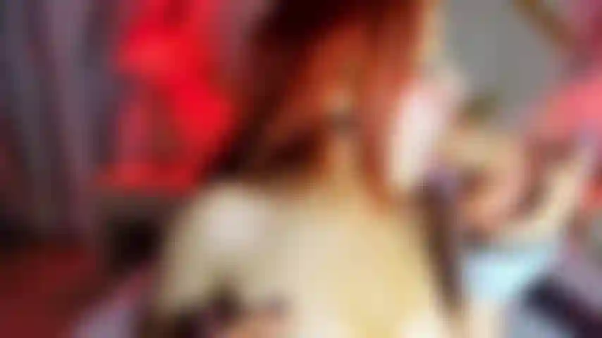 Fodendo minha boca gostosa e sinto minha língua quente.