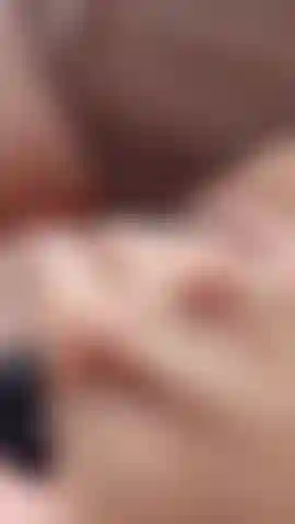 Close up se masturbando e brincando com meu clitóris maravilhoso na cama até eu gozar.
