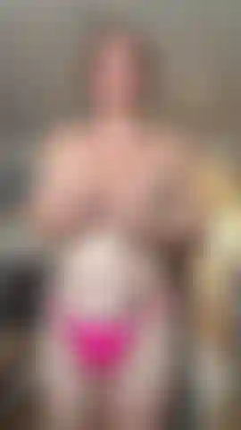 Vídeo sexy e sensual de mim no meu biquíni fio-dental rosa, brincando com a minha buceta e me curvando para expor o meu buraco do cu.