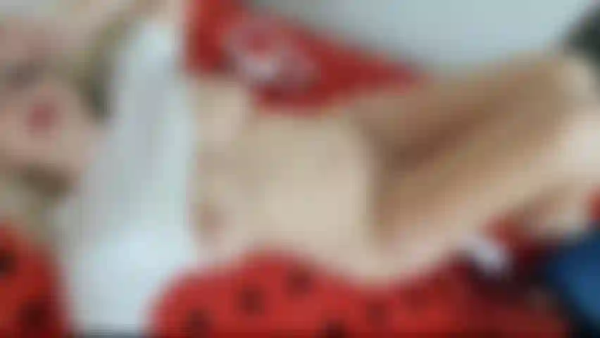 Exibindo meus peitos grandes.