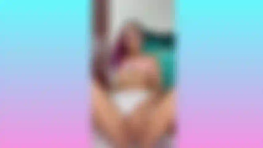 Adoro sorvete escorrendo nas tetas, quer ver?