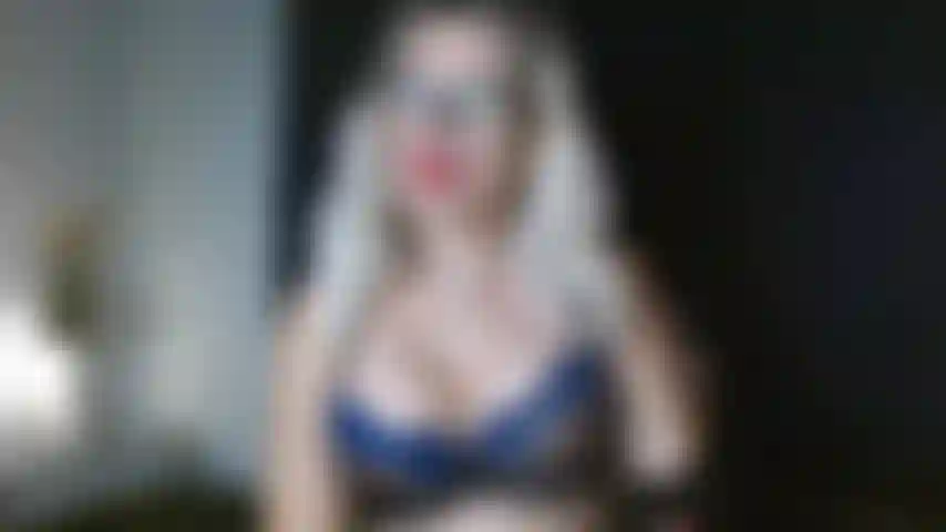 Bucetinha molhada e um vibrador no cuzinho.