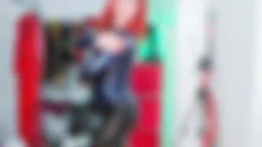 Andando de vibrador com leggings de látex e jaqueta de látex roxa com muito óleo no meu corpo perfeito.