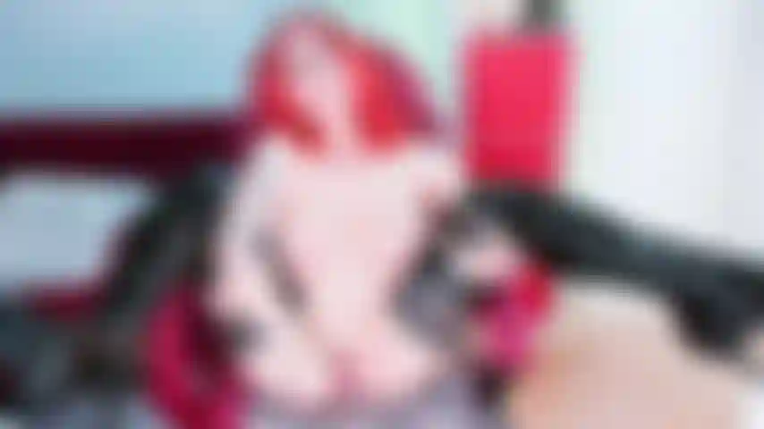 Multi squirt ... Completamente nua, apenas com botas brilhantes acima do joelho ...