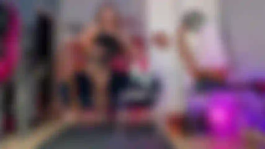 Adore minhas meias-calças e pernas deslumbrantes! Joi pov vídeo de dominação suave, joi sensível com contagem regressiva, balançando, adoração dos pés, mostrando minhas pernas musculosas e fortes e adoração das panturrilhas. #Feet #joi #pantyhose #feetjoi #calves #musclemommy #dandling.