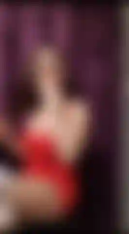 Senhora fumante de vermelho :p.