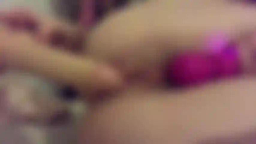 Vibrando e fodendo minha bucetinha.