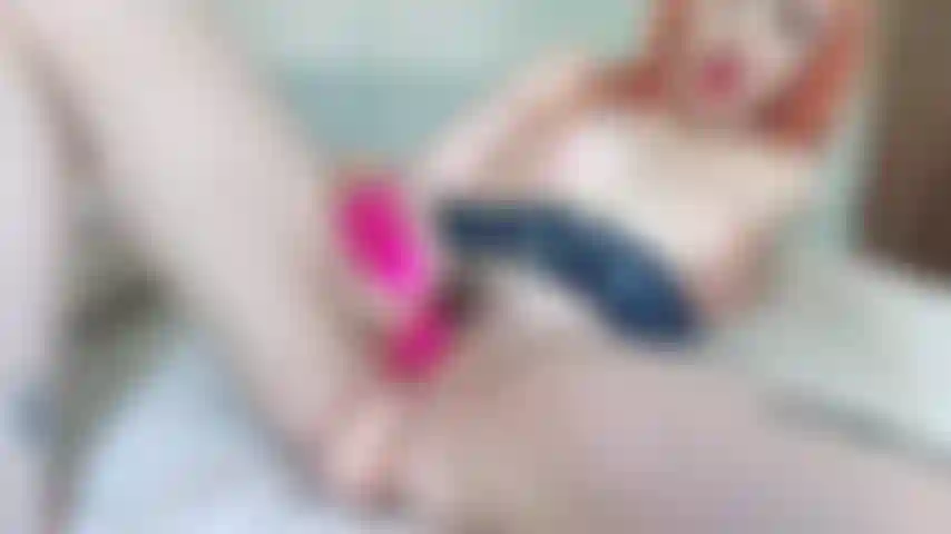 Vibrando e fodendo com um vibrador.