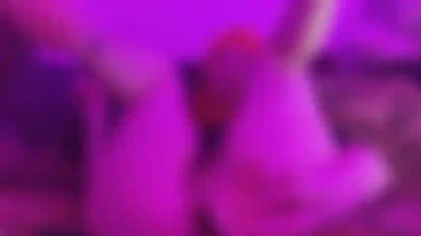 Fodendo a bucetinha com vibrador no sofá dos amigos.