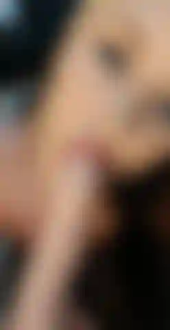 Lambendo suas bolas e garganta profunda grande vibrador branco.