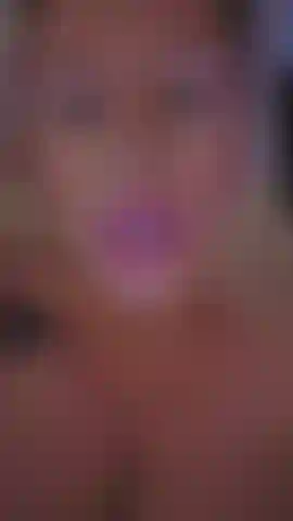 Soprando bolhas de esperma depois de um tratamento facial.