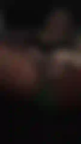 Me acariciando com meia-calça de duende de natal.