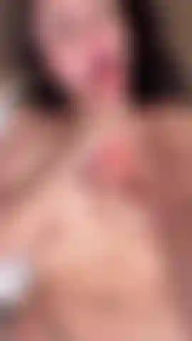 Chupando o dildo como se fosse o seu pau.
