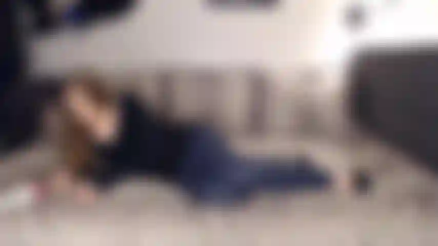 A patroa pinta as unhas como se você não existisse e depois te dá o fora!