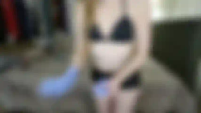 Short preto brilhante, luvas de exame roxas e axilas peludas (sem nudez).