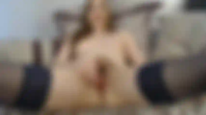 Orgasmo real masturbando e tocando minha buceta peluda.