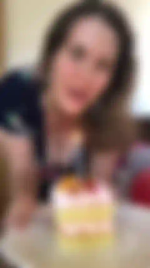 Presente de aniversário (brincadeira, foder buceta, chupar peitos).