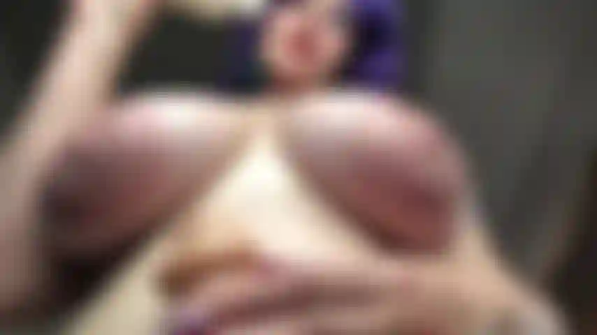 Trabalho com as mãos oleosas sob meus seios naturais e esfregando vibrador em meus grandes mamilos pálidos.