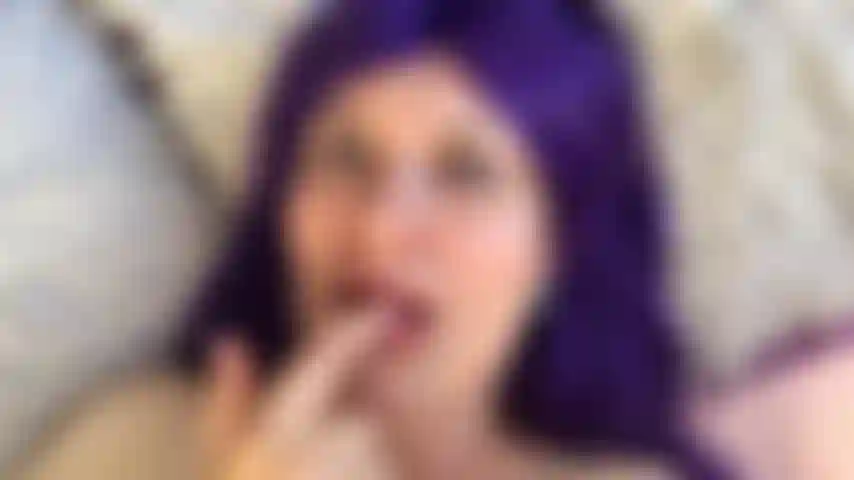 Lambendo e chupando peitos, mamilos, axilas em posição pov, implorando para você gozar.