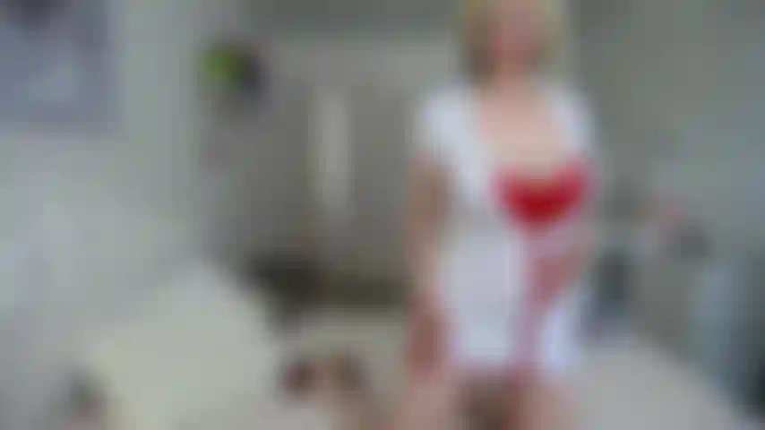 Sacudindo e espirrando leite de seios grandes.