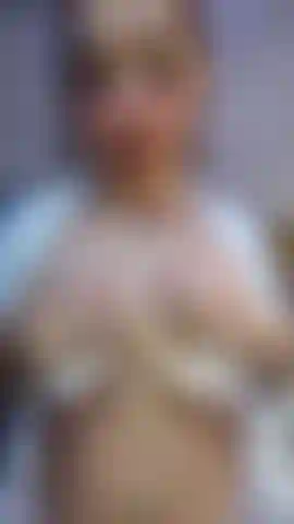 Farinha nos meus peitos deliciosos.