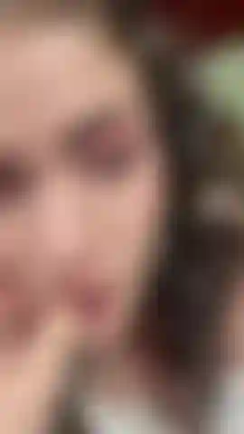 Uma namorada gostosa que tenta seduzir seu homem e permite que ele goze em seu lindo rosto!