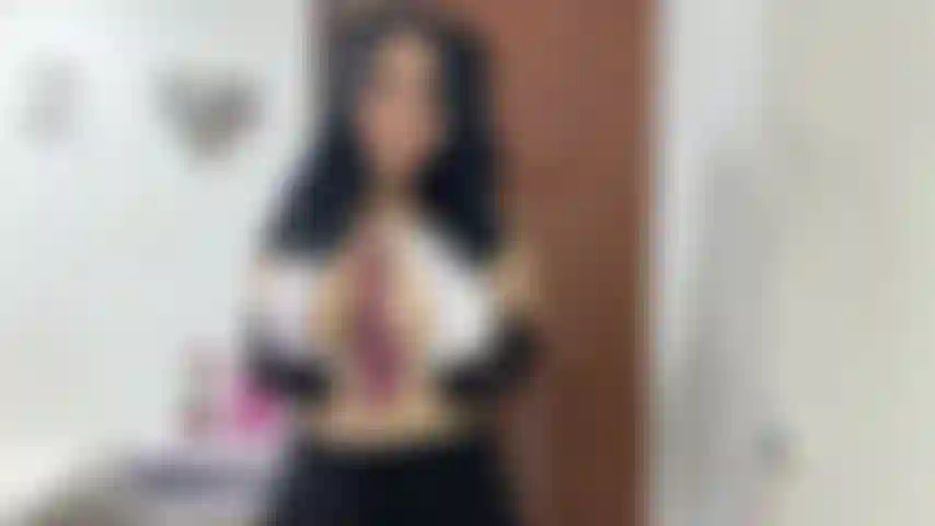 Tenho seios oleosos e uma bunda incrível.