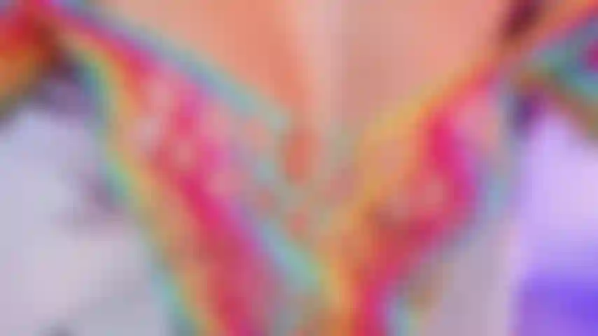 Endurecendo meus mamilos com os dedos