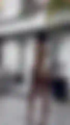 Muito molhada e nua, vamos fazer alguma coisa?