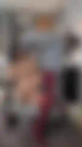 Esta cadeira é muito confortável! Minha boceta está úmida.