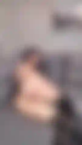 Vou fazer seu pau ficar bem duro... Olhe para mim!