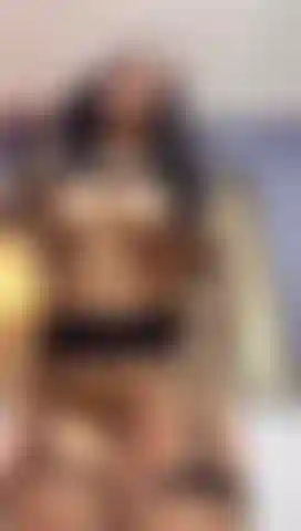 Seios saltitantes + bunda aberta, zoom.