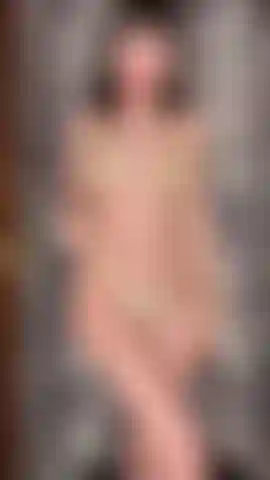 Provocando com meu sutiã e calcinha de brilhantes.