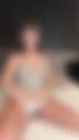 Provocando com minhas meias fofas e calcinha branca, revelando meus seios empinados.