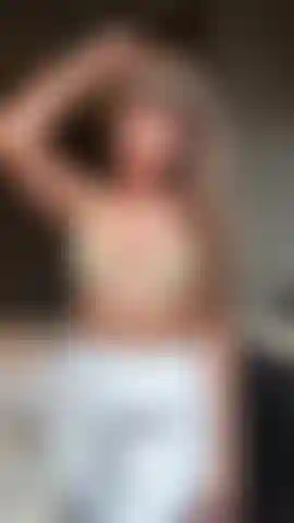 Provocando com meu sutiã e calça de moletom, mostrando meus peitos empinados.