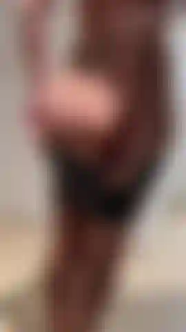 Tentando enfiar minha bunda na minha saia justa de látex.