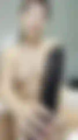 Faço sexo oral com um dildo de 9 polegadas, desleixado e sem camisa, com baba e cuspe em mim toda.