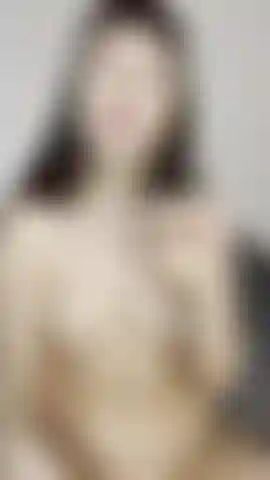 A atrevida emily cuspindo em seu plug anal.