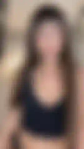 Provocadora, com meu top de lycra e calcinha fio dental, revelando meus seios empinados.