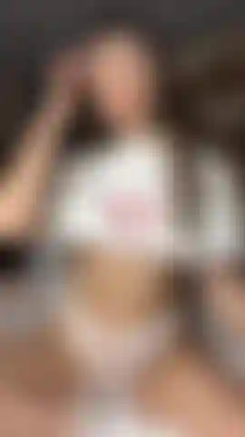 Provocando com minhas meias fofas e calcinha de renda branca transparente.