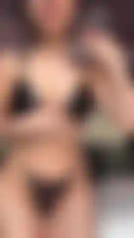 Que passa óleo no abdômen, na bunda e no sutiã