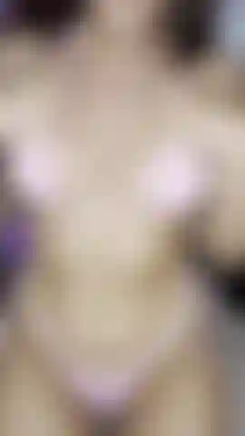 Faço strip tease e twerk em biquíni rosa.