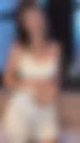 Que provoca e tira a roupa com minha roupa de ginástica.