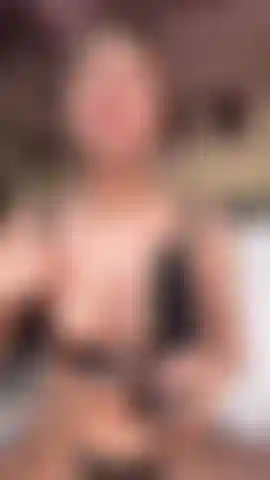 Oleada, babando e fazendo sexo oral com um dildo.