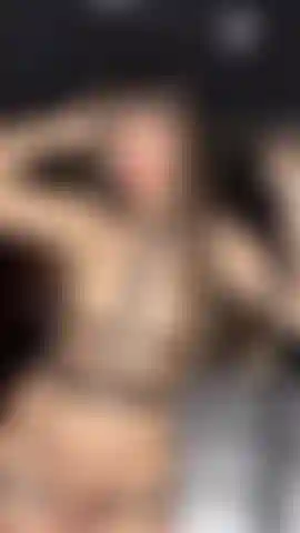 Nua provocando em meu arreio de couro.