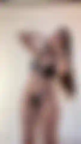 Experimentando minha roupa de látex.