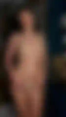 Provocação de lingerie com óleo de bebê e diamante.