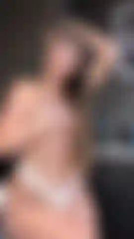 Provocando com minha calcinha de renda branca.